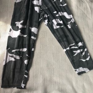 Pants - Camo sweats with stretchy waist band Pants - Camo sweats with stretchy waist band